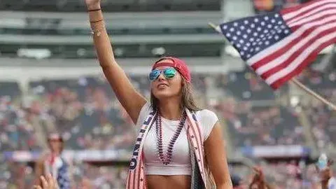 “埃弗顿名将半场肘击曼联球员遭B费质问，回应引发网友热议”