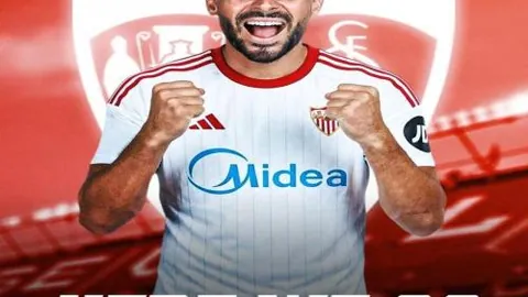 TES战队夺冠捷报：赛场语音沸腾，BLG逆境翻盘，荣耀加冕！